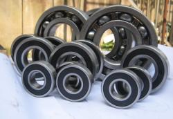 深溝球軸承的滾珠是如何放置在軸承的外圈和內圈之間的？